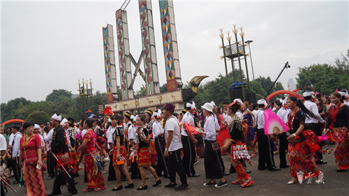 隴川舉辦目瑙縱歌節(jié) 體驗萬人狂歡的歡樂盛會