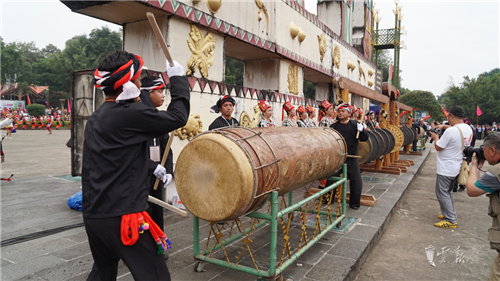 隴川舉辦目瑙縱歌節(jié) 體驗萬人狂歡的歡樂盛會