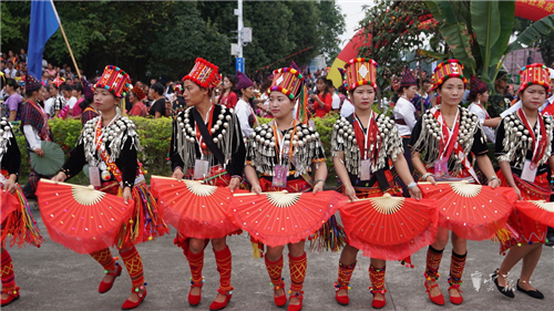 隴川舉辦目瑙縱歌節(jié) 體驗萬人狂歡的歡樂盛會