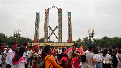 隴川舉辦目瑙縱歌節(jié) 體驗萬人狂歡的歡樂盛會