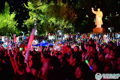 當(dāng)?shù)厝罕姾陀慰鸵黄鹦蕾p這場(chǎng)視聽盛宴。陳忠華攝