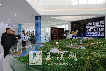 外省游客在寒武紀(jì)小鎮(zhèn)展示中心了解小鎮(zhèn)規(guī)劃內(nèi)容