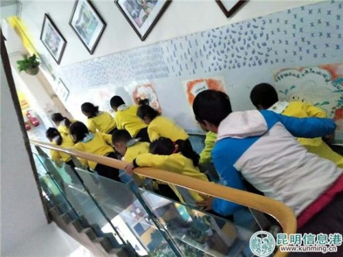 幼兒園師生緊急疏散到安全區(qū)域 幼兒園師生緊急疏散到安全區(qū)域