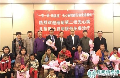 救助行動(dòng)的發(fā)起人與救助對(duì)象。實(shí)習(xí)記者俞逍 攝