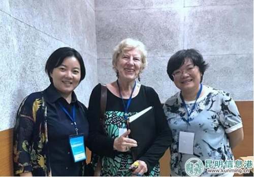 孟加拉國研究所副所長郭穗彥(右一)和印度研究所副所長鄧藍(左一)與參會學者合影 孟加拉國研究所副所長郭穗彥(右一)和印度研究所副所長鄧藍(左一)與參會學者合影