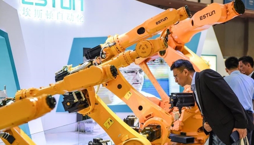 觀眾們在博覽會上參觀展出的智能自動化機器人。新華社 記者李博攝_副本