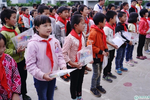 3學生收到新的文具用品 3學生收到新的文具用品