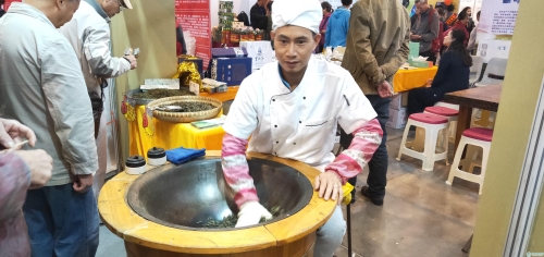 工藝師傅正在炒茶 工藝師傅正在炒茶