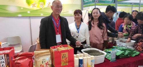 梁河縣三農(nóng)科技有限公司展位前 梁河縣三農(nóng)科技有限公司展位前