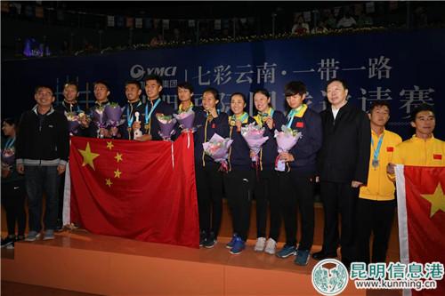 云南省委常委、昆明市委書記程連元，安寧市委書記王迅出席閉幕式并為獲獎(jiǎng)運(yùn)動(dòng)員頒獎(jiǎng)。