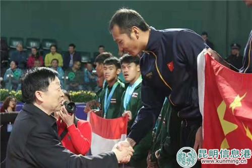 云南省委常委、昆明市委書記程連元為獲獎(jiǎng)運(yùn)動(dòng)員頒獎(jiǎng)。