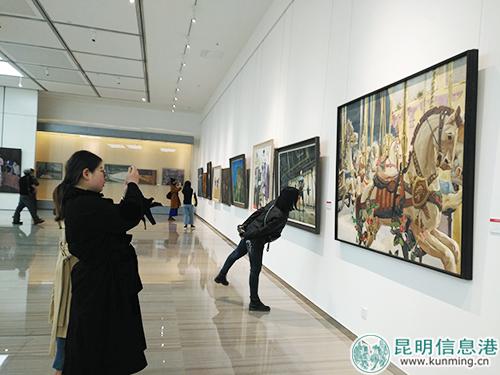 美術(shù)愛(ài)好者觀看展出作品。記者孫紅亮攝