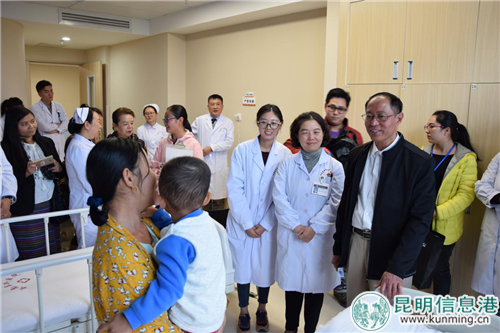 緬甸駐昆明總領(lǐng)事吳梭柏一行在昆探望緬甸患兒。院方供圖