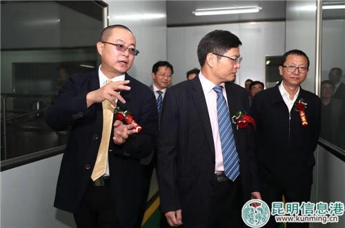 參觀磨漿農(nóng)業(yè)生產(chǎn)線。供圖