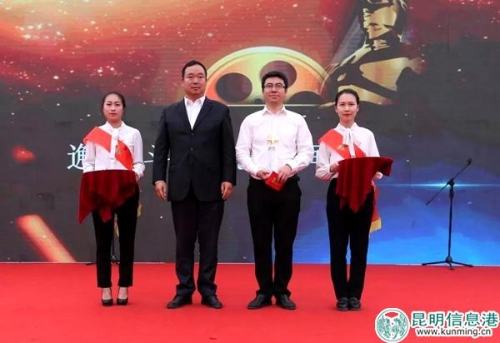 3---《邂逅斗南花海間》榮獲一等獎(jiǎng)，晉波董事長(zhǎng)為其頒獎(jiǎng)。