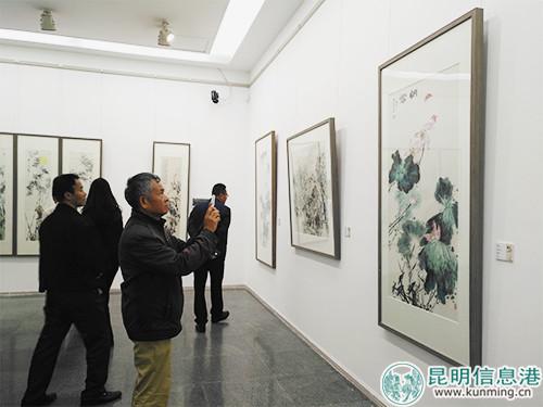 書(shū)畫(huà)愛(ài)好者觀看展出作品。