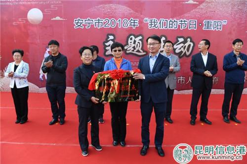 新村社區(qū)被授予全國“暖僑敬老”示范點牌匾。宋玉昆供圖