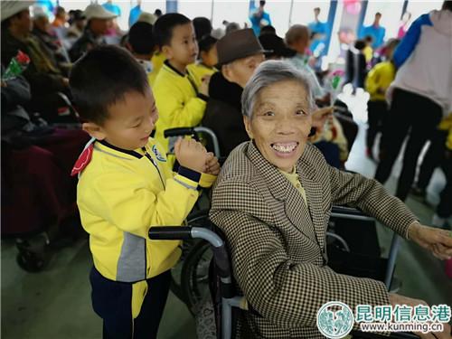 孩子們走進(jìn)老年朋友中間，給她們捶背