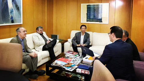 鄭曉云(中)在西班牙瓦倫西亞大學訪問交流 鄭曉云(中)在西班牙瓦倫西亞大學訪問交流