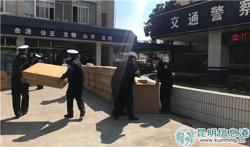 各支隊(duì)領(lǐng)取“愛心頭盔”