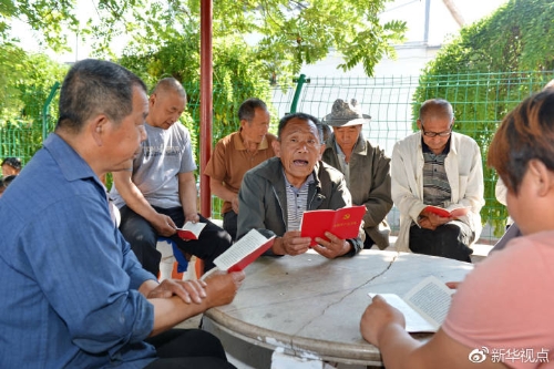 深州市魏家橋鎮(zhèn)孟家村老黨員孟凡濤（中）朗讀黨章。（2017年6月15日攝）新華社記者牟