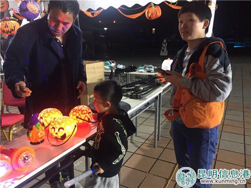 園內南瓜燈飾品隨處可見。