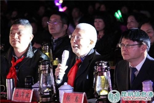 圖五:專家現(xiàn)場給四強(qiáng)選手出題 圖五:專家現(xiàn)場給四強(qiáng)選手出題