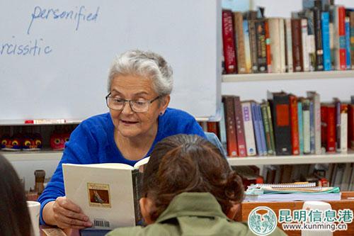 包瓊正在為學(xué)生朗讀英語書 記者蘇雯芊 攝 (1)