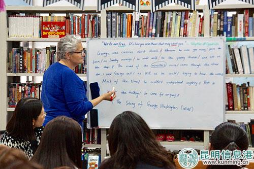 包瓊正在上寫作課 記者蘇雯芊 攝