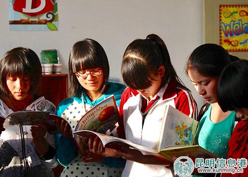 華寧一中的同學(xué)們對英語書很感興趣 供圖