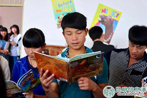 華寧一中的學(xué)生正在認(rèn)真閱讀英語書 供圖