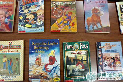 內(nèi)容豐富有趣的英語書 記者蘇雯芊 攝