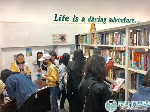 同學(xué)們踴躍借書 記者蘇雯芊 攝