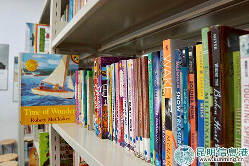 種類繁多的英文書籍 記者蘇雯芊 攝
