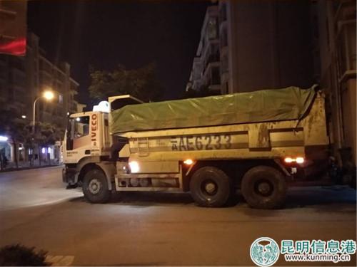 渣土車從小區(qū)穿過。記者劉雄斌 攝