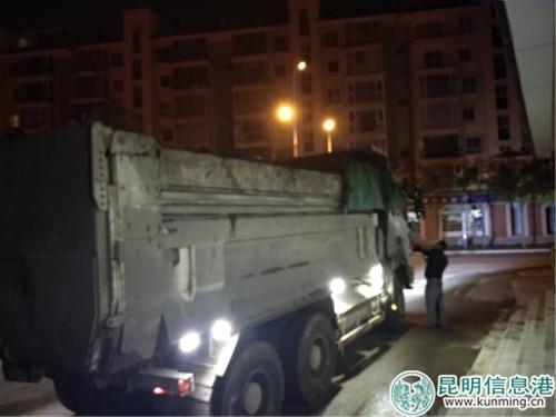 沒有覆蓋斗篷的渣土車