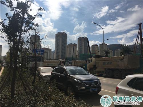 緊鄰綠地·香樹花城小區(qū)側(cè)面的施工工地渣土車來來往往 緊鄰綠地·香樹花城小區(qū)側(cè)面的施工工地渣土車來來往往