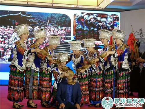 苗家祝酒方式高山流水體驗，讓現(xiàn)場賓客感受到了苗家的熱情。李曉超攝