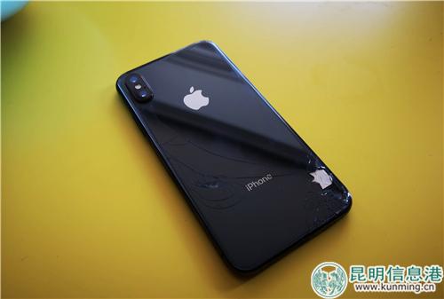 iphone X背面的玻璃設(shè)計(jì)讓其損壞的風(fēng)險(xiǎn)增大。網(wǎng)絡(luò)圖片