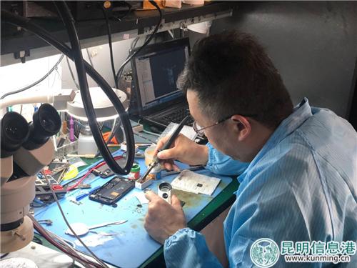 九機(jī)“導(dǎo)師級”維修人才正在進(jìn)行手機(jī)維修。記者馬文燾攝