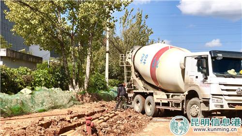 施工中的春雨路。記者曹月攝