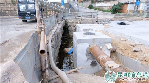 施工中的春雨路。記者俞逍攝2