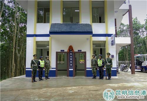 干警們?cè)诖蚵宓诌吘瘎?wù)室前合影