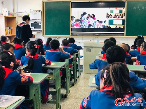 【脫貧攻堅在涼山】網(wǎng)絡扶貧讓留守兒童共享教育公平 【脫貧攻堅在涼山】網(wǎng)絡扶貧讓留守兒童共享教育公平