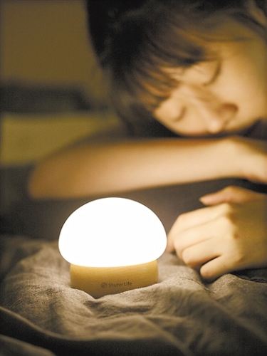 可以隨身攜帶的蘑菇燈，也被賦予了人一般溫暖的感情。