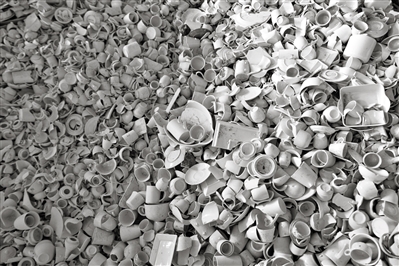 通過(guò)日用廢棄陶瓷回收應(yīng)用實(shí)驗(yàn)，將碎瓷重新融合做成實(shí)用的家具。