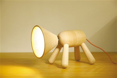 小狗造型的燈，靈感來(lái)自于樹德的網(wǎng)紅狗——它在外面打架受傷而不得不戴上“伊麗莎白圈”。