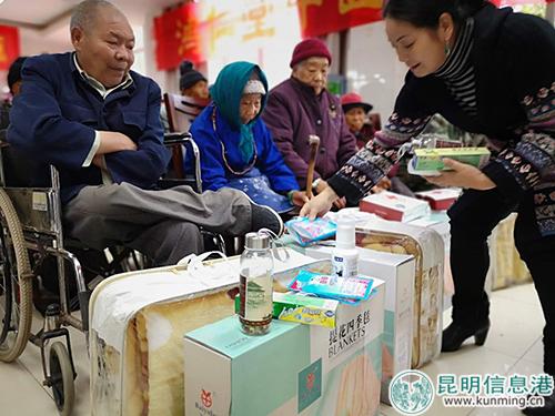 工作人員為老人們送上了毛毯、暖手寶、鈣片等慰問(wèn)品。