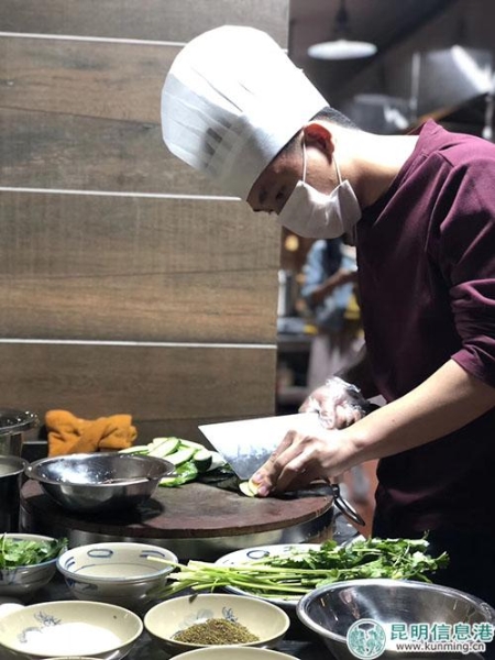 程墨正在切檸檬薄片。供圖