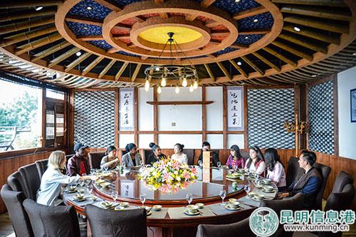 午餐時間，大家圍坐一桌品鑒各式滇菜。記者劉雄斌攝